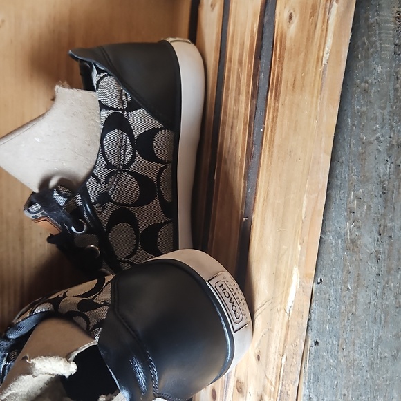 Coach Trainers, Signature Black, Gray, And White, Size 7.5 - Picture 13 of 16